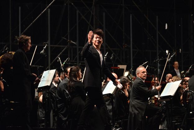Lang Lang in piazza Duomo, Milano si fa conquistare