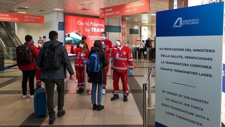 Cento medici e infermieri in più per i tamponi rapidi in aeroporti e porti