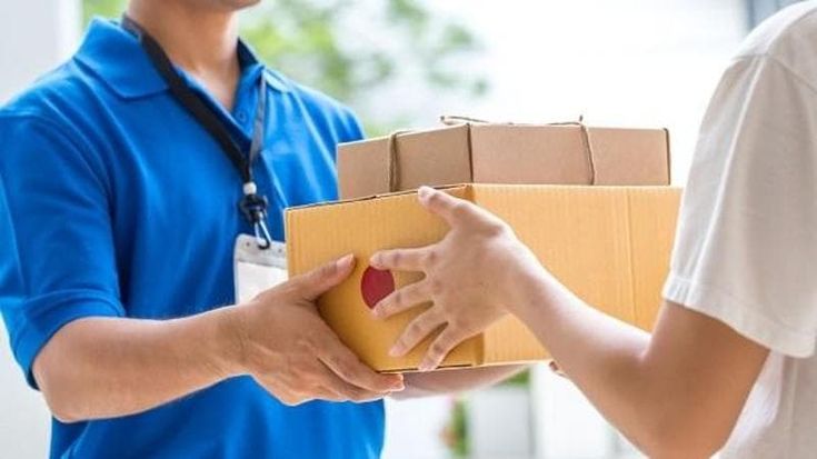 L’estorsione sessuale del fattorino: “Ti invio i vestiti e poi ti fotografo”