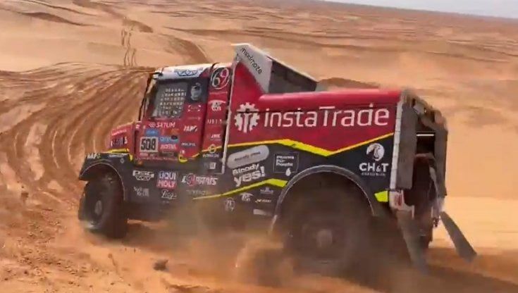 Rally Dakar, travolto da un camion. Gli amici: "Tu che il deserto lo conoscevi e sognavi"
