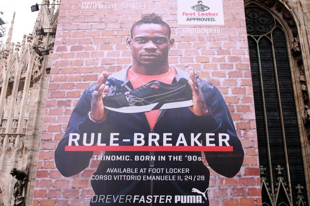 Milano, sul Duomo compare il maxiposter di Balotelli