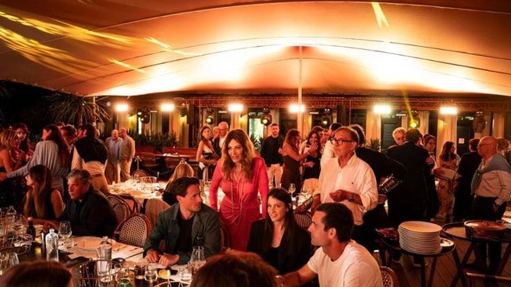 Sabbia, cocktail e tende per ricchi, al via l’estate del lusso di Santanchè