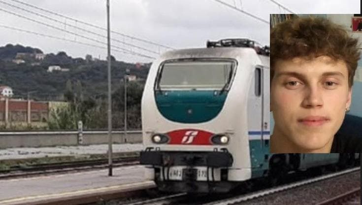 Investito dal treno in stazione ad Albisola, muore il 23enne Simone Scarrà