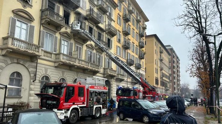 Incendio in un palazzo della Crocetta, una 81enne in condizioni critiche. Tre feriti