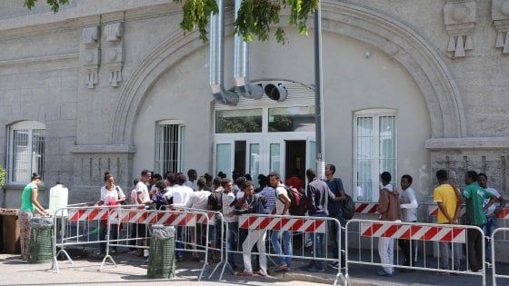 Milano, il ministro Pinotti chiama il sindaco Sala: "Una caserma per i migranti"