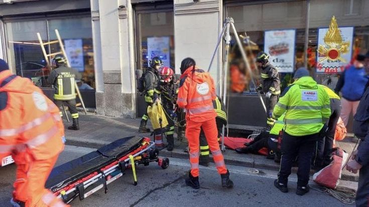 Monza, tombino aperto in via Manzoni: anziana di 83 anni precipita per quattro metri