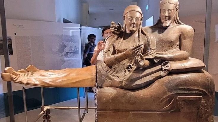 Nuova vita al Sarcofago degli sposi, grazie al restauro del capolavoro etrusco di Villa Giulia