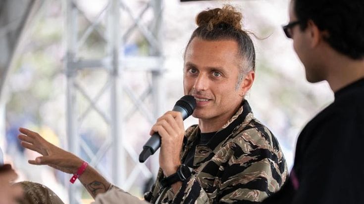 Ghemon: “Non sapevo di essere un comico, ma dopo la depressione sorrido di nuovo facendo stand-up”