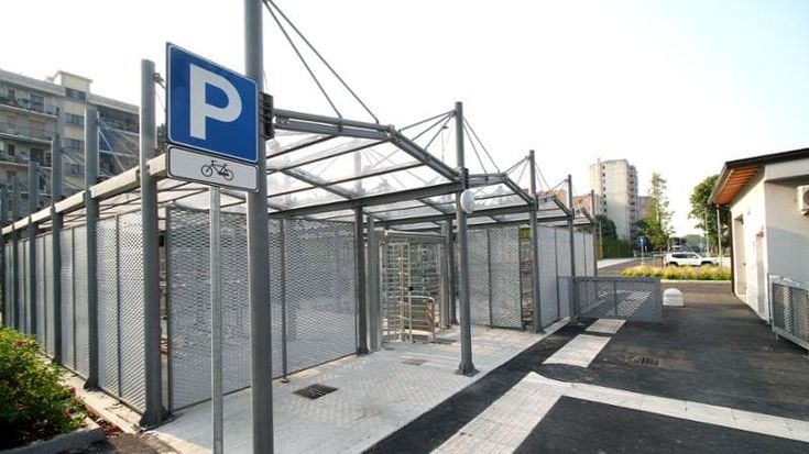 “Rifugi” per le bici, ora il Comune cerca sponsor per i parcheggi coperti