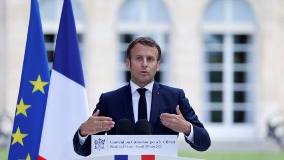Francia, la svolta verde di Macron dopo la sconfitta alle elezioni: "Pronti 15 miliardi per la trasformazione ecologica"