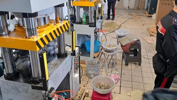 Zecche clandestine in Toscana: creavano migliaia di monete false al giorno. Allarme dalla Bce