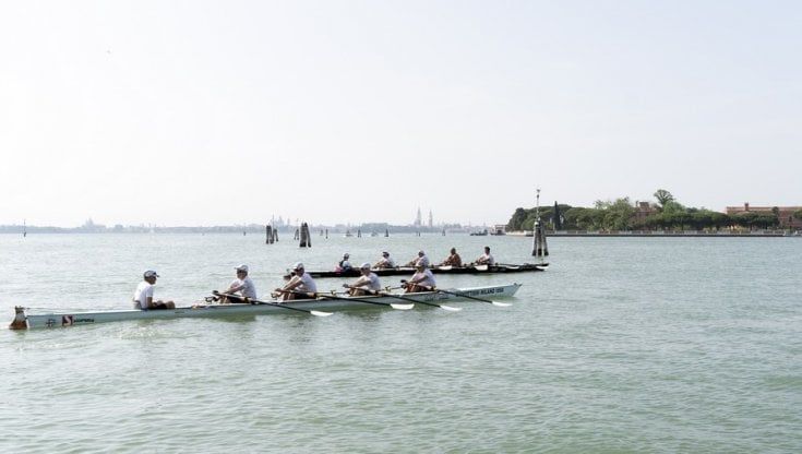 Da Milano a Venezia remando lungo il Po, un successo la sfida della regata per raccontare il fiume malato 