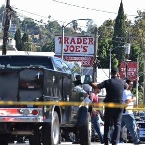 Usa, uomo si barrica in un market di Hollywood: donna uccisa, poi la resa