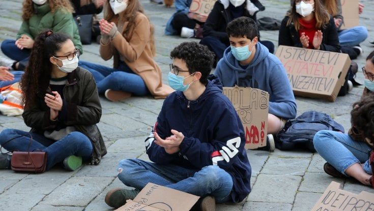 I ragazzi in piazza contro la didattica online: "Sulla scuola bisogna investire"