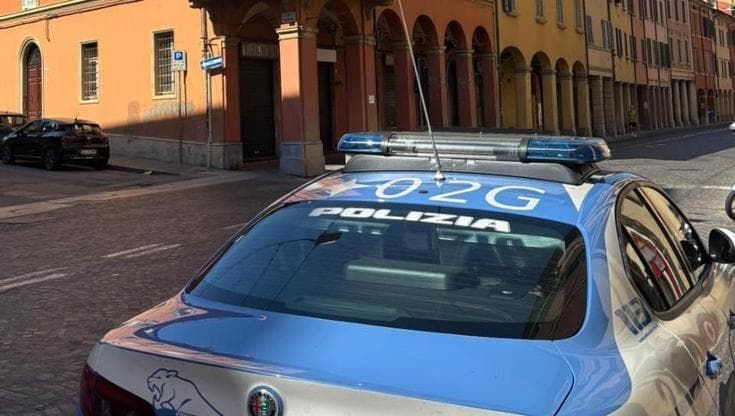 Minacciano due minorenni per 10 euro e un pacchetto di sigarette: arrestati dopo la fuga sul bus