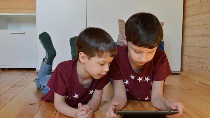Svezia, niente schermi e app ai bimbi sotto i due anni: nuove indicazioni per la salute digitale dei più giovani