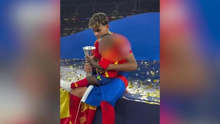 Spagna campione d'Europa, Lamine Yamal festeggia con la coppa e il fratellino di 2 anni