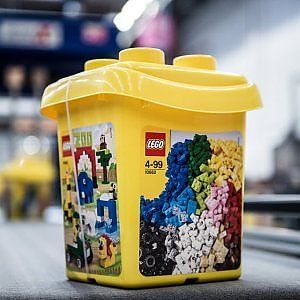 I mattoncini Lego volano con il dollaro e l'Asia