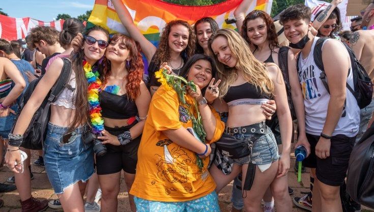 Il racconto della piazza del Pride: “Diciamo no all’odio usando tutti i colori dell’amore”