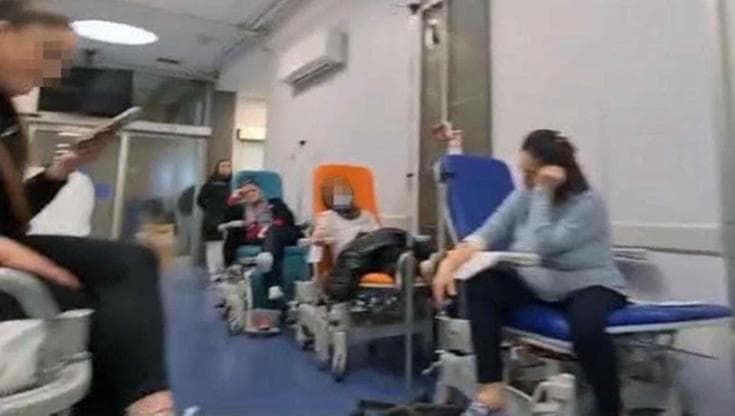 Rifiuta di dormire in barella nel corridoio: paziente di 87 anni firma e se ne va dal Cervello