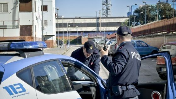 Reagiscono a una rapina, esplosi colpi pistola nel Napoletano