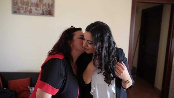 "Vado a fare la cameriera a Londra", quando a partire è una madre e la figlia resta al Sud