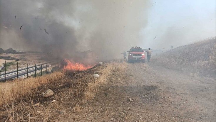 Fiamme e fumo vicino all'autostrada, chiusa l'A 12 a Civitavecchia
