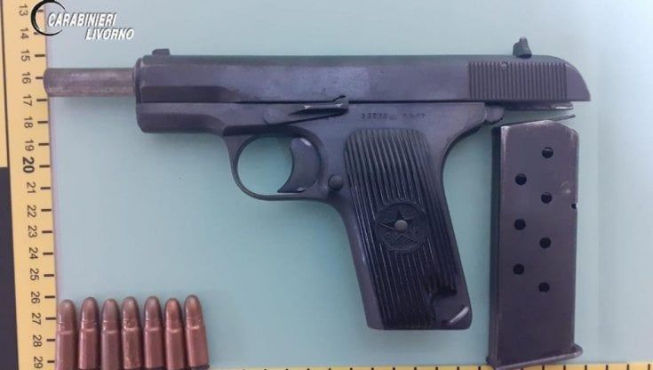 Livorno, a pranzo al ristorante con in tasca la pistola russa carica
