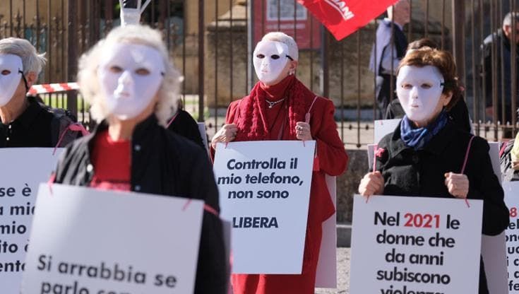 “Ho fatto condannare il mio compagno violento. Ma ora non ho una casa e i suoi debiti da pagare”