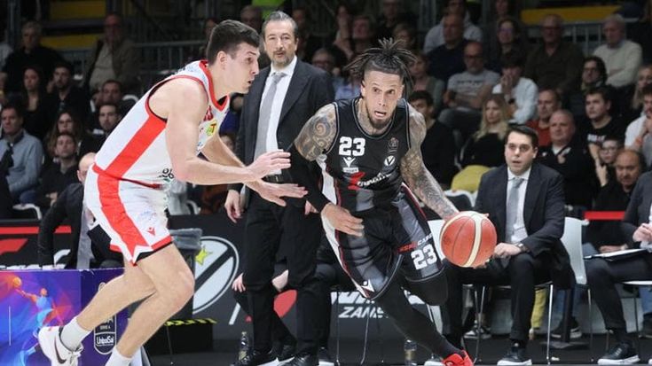 Lanciò una bottiglietta d’acqua in campo, multato Pistoia Basket che fa causa al tifoso. E lui restituisce i soldi