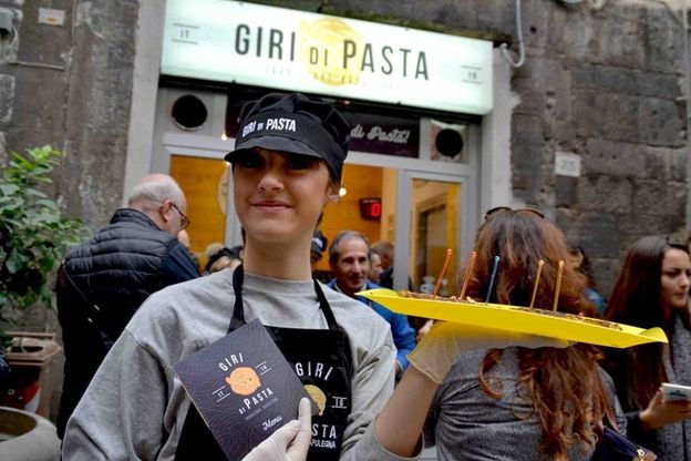  Giri di pasta: in migliaia all’inaugurazione del primo store a Napoli dedicato alla frittata di maccheroni