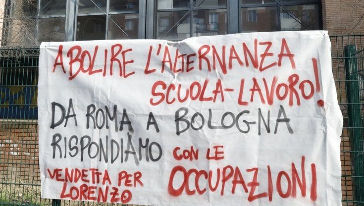 Alternanza scuola-lavoro, gli studenti processano gli stage in azienda: “Basta lavorare gratis”