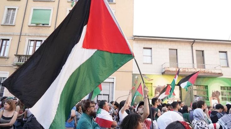 Cartello contro Liliana Segre al corteo dei pro Gaza. La Comunità ebraica di Milano: “Clima preoccupante”