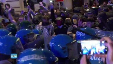Roma, scontri al corteo non autorizzato: lancio di bottiglie e petardi, poi cariche e idranti