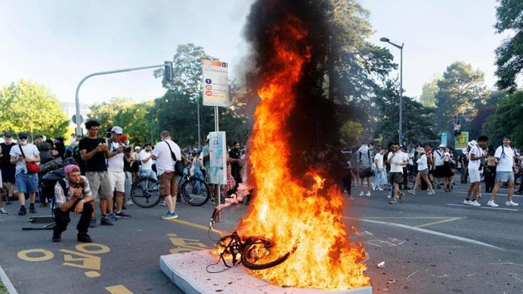 G7, black bloc all’assalto duri scontri con la polizia a Ginevra. Oggi il summit dei leader