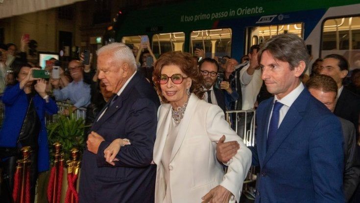 Food, folla di fan per Sophia Loren che 'inaugura' a Milano il ristorante a lei dedicato: "E' bellissima e ha un grande cuore"