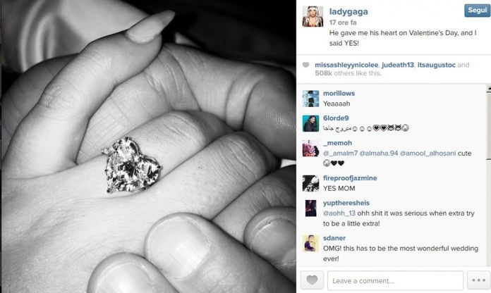 Lady Gaga dice s&igrave; a Taylor Kinney, ecco il suo anello a forma di cuore