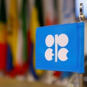 Petrolio, summit Opec per decidere i tagli. Italia tra assestamento di bilancio e procedura Ue