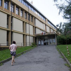 Studentesse musulmane fuori dall'aula durante l'omaggio a Parigi: polemiche a Varese