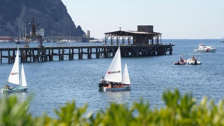 Parasailing, 188 ragazzi in barca a Bagnoli: la vela senza barriere dopo l’America’s Cup