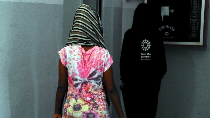 Milano, prometteva un lavoro dopo finti corsi di formazione: arrestato il truffatore seriale di migranti e disoccupati
