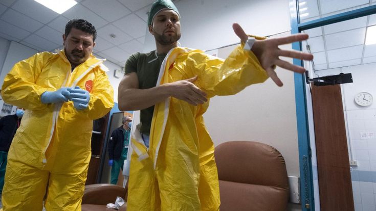 Coronavirus Roma, una giornata in rianimazione senza togliere tuta e protezioni: "Resistiamo per salvare vite"