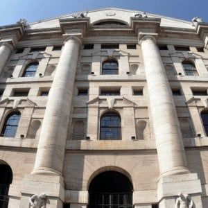 Borse, Usa da record: il Dow Jones oltre 23mila punti, poi ritraccia. Moody's critica le banche italiane