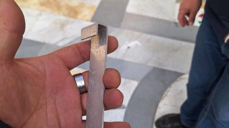 Recintata un’area della Galleria Umberto per un oggetto di metallo trovato sul pavimento