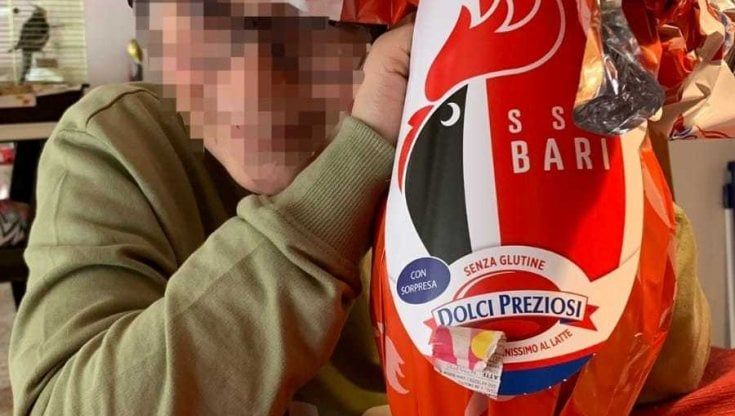 "L'uovo di Pasqua del Bari calcio puzza e ha un cattivo sapore": proteste social di genitori e tifosi. L'azienda: "Verifiche in corso"
