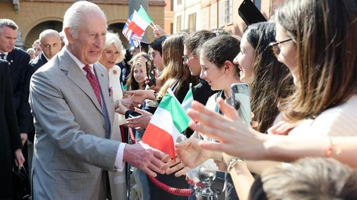 Bandiere, sfogline e Romagna mia: il saluto ai reali è subito sagra