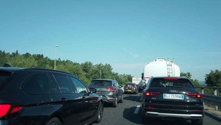 In coda con i dannati della FiPiLi: “Ogni giorno perdiamo 2-3 ore nel traffico”
