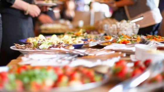 Nella settimana di Ferragosto tutti in vacanza, ma attenti alle insidie dei buffet "all inclusive"
