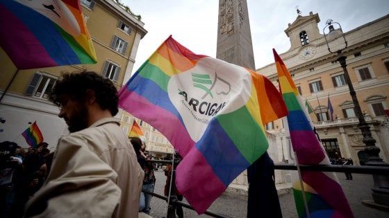 Unioni civili, Renzi: "Ho giurato sulla Costituzione non sul Vangelo"