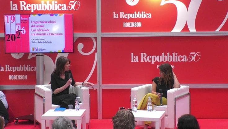 Viola Ardone al Salone del libro: "I ragazzi si salvano quando non devono avere fretta di crescere"